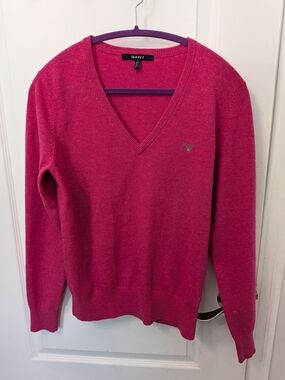 GANT Men's V-Neck 100% Lambswool Sweater in Berry Pink Large